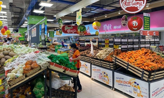 Хорошо укомплектованные овощные полки в супермаркете в г.Хошимине. Фото VnExpress/Линь Дан